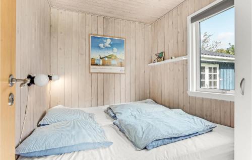Kelstrup StrandにあるAwesome Home In Haderslev With 3 Bedrooms And Wifiの窓付きの部屋のベッド1台