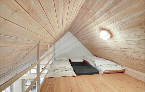 KlegodにあるStunning Home In Ringkbing With 4 Bedrooms, Sauna And Outdoor Swimming Poolの木造家屋内の小さな部屋
