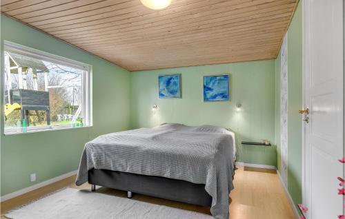 ハザスレウにあるStunning Home In Haderslev With Kitchenの緑の壁のベッドルーム1室(ベッド1台付)