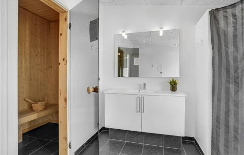 y baño con lavabo blanco y espejo. en Gorgeous Home In Haderslev With Kitchen, en Haderslev