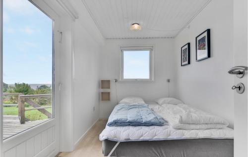En eller flere senge i et værelse på 3 Bedroom Lovely Home In Augustenborg