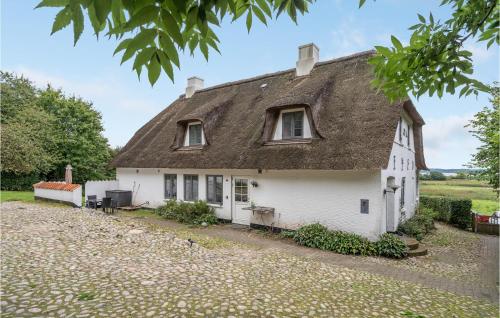 an old white house with a thatched roof at Herligheden in Aabenraa