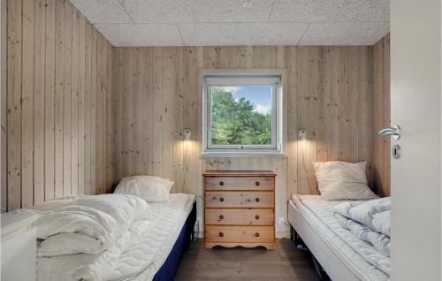 エーベルトフトにあるAmazing Home In Ebeltoft With 4 Bedrooms, Sauna And Wifiのツインベッド2台 窓付きの部屋