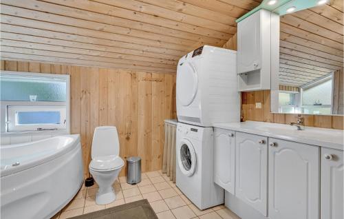 y baño con lavamanos y lavadora. en 4 Bedroom Amazing Home In Hadsund, en Øster Hurup