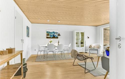 a living room with a table and chairs at Gorgeous Home In Millinge With Wifi in Millinge