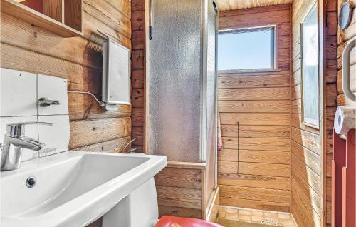ein Bad mit einem Waschbecken und einer Dusche in der Unterkunft 2 Bedroom Lovely Home In Faaborg in Bøjden