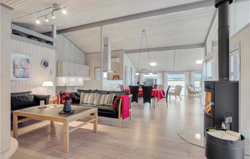 Posezení v ubytování 4 Bedroom Nice Home In Hadsund