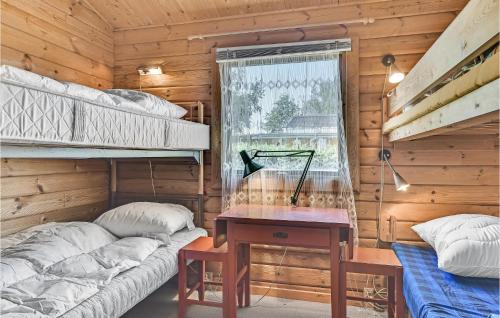 1 Schlafzimmer mit Etagenbetten, einem Schreibtisch und einem Fenster in der Unterkunft 2 Bedroom Lovely Home In Faaborg in Bøjden