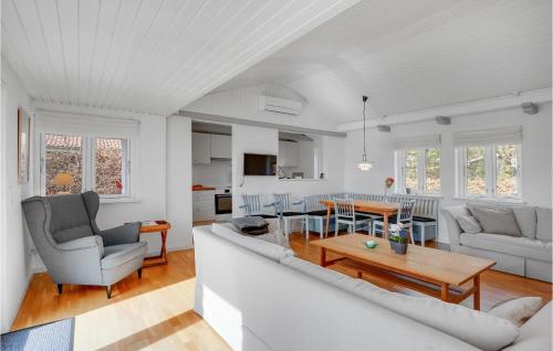 ein Wohnzimmer mit einem Sofa und einem Tisch in der Unterkunft Beautiful Home In Ebeltoft With Kitchen in Ebeltoft