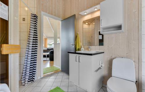 ein Bad mit einem WC und einem Waschbecken in der Unterkunft Awesome Home In Sydals With Kitchen in Skovby