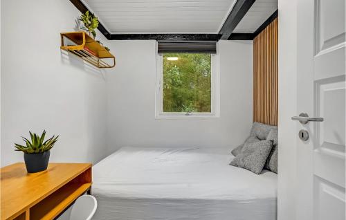 Postel nebo postele na pokoji v ubytování 3 Bedroom Amazing Home In Knebel