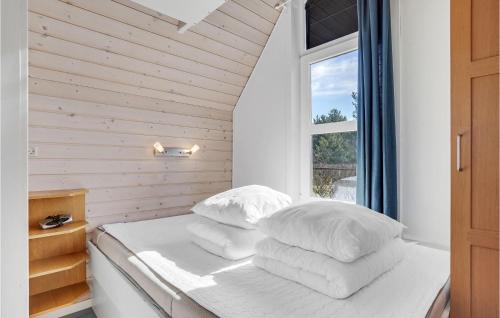 - une chambre avec des murs blancs et un lit avec des oreillers blancs dans l'établissement Awesome Home In Hadsund With Kitchen, à Hadsund
