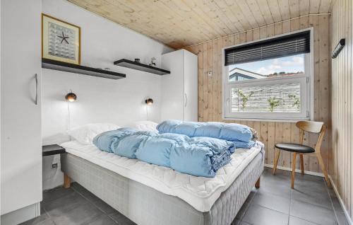 - une chambre avec un lit doté d'oreillers bleus dans l'établissement Pet Friendly Home In Ebeltoft With Private Swimming Pool, Can Be Inside Or Outside, à Ebeltoft