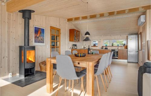 Η κουζίνα ή μικρή κουζίνα στο Gorgeous Home In Rønde With Wifi