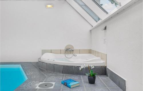 Koupelna v ubytování Nice Home In Glesborg With Sauna