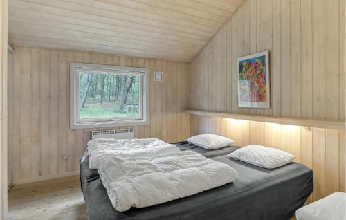 SpidsegårdにあるBeautiful Home In Nex With Saunaの窓付きの部屋にベッド付きのベッドルーム1室があります。