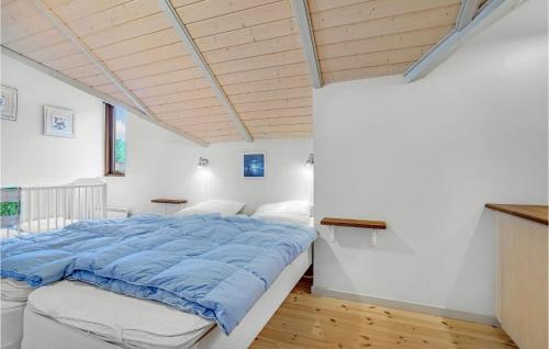 Grønhøjにある5 Bedroom Beautiful Home In Lkkenの木製天井の客室の大型ベッド1台分です。