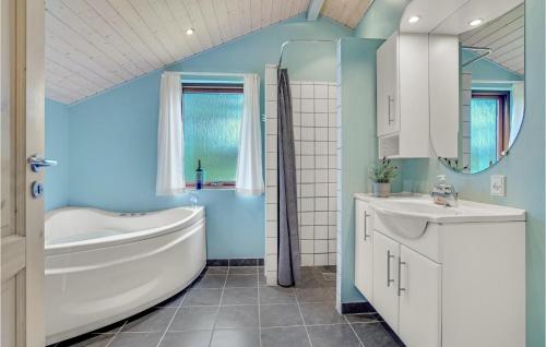 Grønhøjにある5 Bedroom Beautiful Home In Lkkenの青いバスルーム(バスタブ、シンク付)