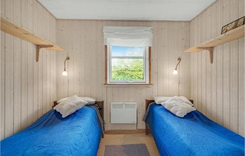 En eller flere senger på et rom på Lovely Home In Haarby With Wifi
