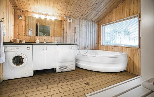SnogebækにあるSpaettenのバスルーム(バスタブ、シンク、洗濯機付)