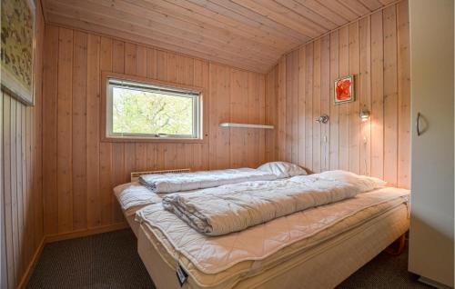 Glesborgにある4 Bedroom Stunning Home In Glesborgの木製の壁のベッドルーム1室