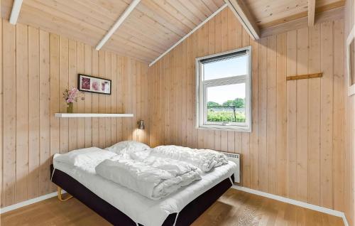 - une chambre avec un lit dans une pièce dotée d'une fenêtre dans l'établissement Amazing Home In Juelsminde With Indoor Swimming Pool, à Sønderby