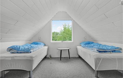 GlesborgにあるNice Home In Glesborg With Saunaの白い部屋 ベッド2台 窓付