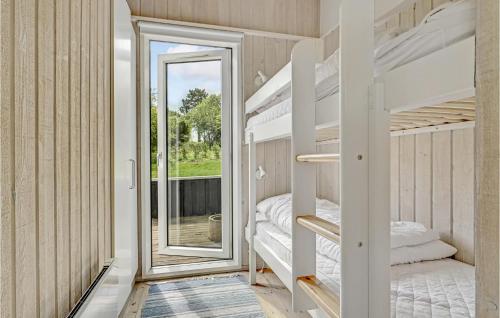 エーベルトフトにあるAwesome Home In Ebeltoft With Sauna, Wifi And Indoor Swimming Poolの小さなお部屋で、二段ベッド、鏡が備わります。