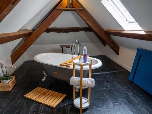 een badkamer met een bad op zolder bij Chez Dizjon, A Stunning Canalside Property in Josselin