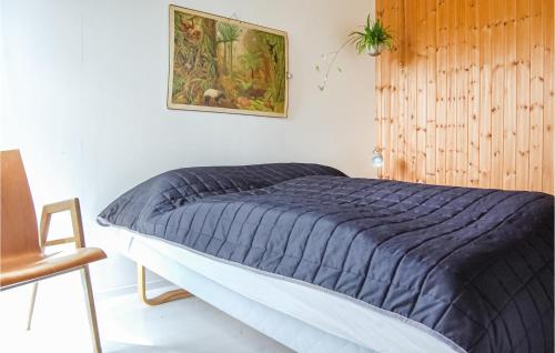 ロンストラップにあるBeautiful Home In Hjrring With House A Panoramic Viewのベッドルーム1室(青い掛け布団付)