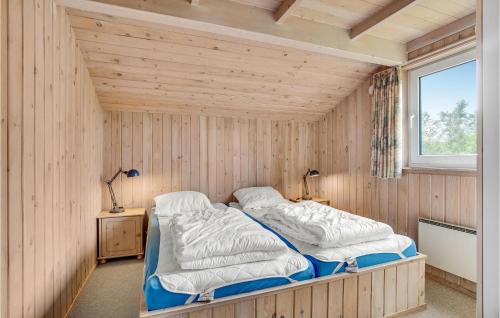 En eller flere senge i et værelse på Beautiful Home In Hirtshals With Sauna