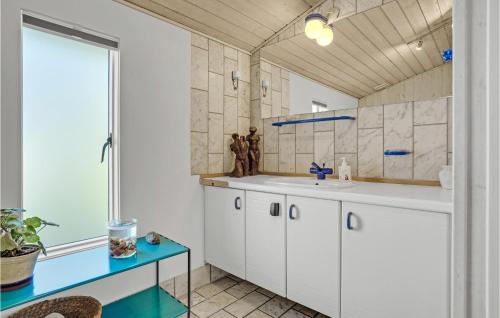 Bathroom sa 3 Bedroom Beach Front Home In Juelsminde