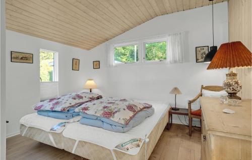 SønderbyにあるAwesome Home In Juelsminde With 3 Bedrooms, Sauna And Wifiのベッドルーム1室(ベッド1台、デスク、窓2つ付)