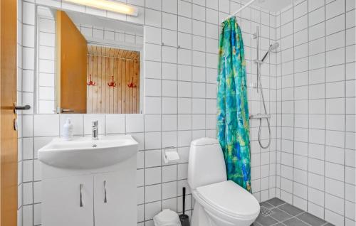 Koupelna v ubytování 4 Bedroom Awesome Home In Ebeltoft