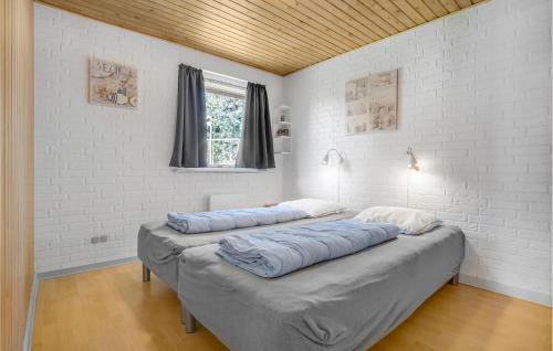 Un pat sau paturi într-o cameră la Amazing Home In Ebeltoft With 4 Bedrooms