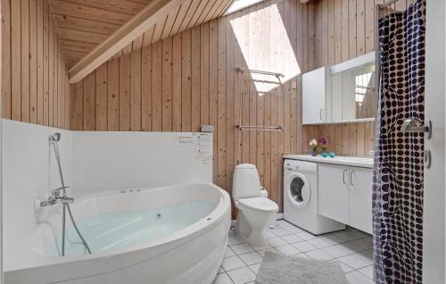 エーベルトフトにあるNice Home In Ebeltoft With 4 Bedrooms, Sauna And Wifiのバスルーム(バスタブ、トイレ、シンク付)
