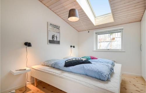 Schlafzimmer mit einem Bett mit blauer Decke in der Unterkunft Nice Home In Ebeltoft With House Sea View in Ebeltoft