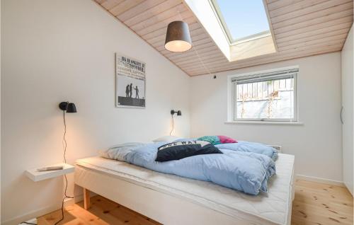 エーベルトフトにあるNice Home In Ebeltoft With 2 Bedroomsのベッドルーム1室(青い掛け布団付きのベッド1台付)