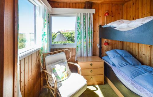 KarrebæksmindeにあるStunning Home In Karrebksminde With 3 Bedroomsの小さな客室で、二段ベッド1組、椅子が備わります。