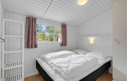 Cama en habitación blanca con ventana en Stunning Home In Blvand With Wifi, en Blåvand