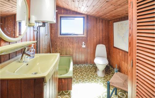 KarrebæksmindeにあるStunning Home In Karrebksminde With 3 Bedroomsのバスルーム(洗面台、トイレ付)