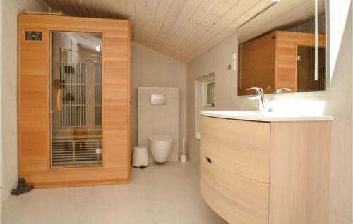 y baño con lavabo y aseo. en 3 Bedroom Awesome Home In Fan, en Fanø