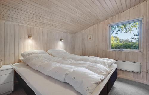 Postel nebo postele na pokoji v ubytování Stunning Home In Glesborg With Kitchen