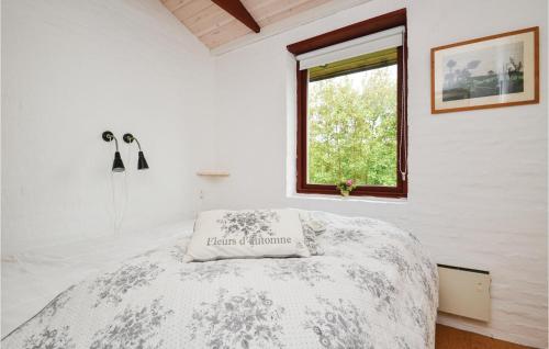 een witte kamer met een bed en een raam bij 3 Bedroom Awesome Home In Fan in Fanø