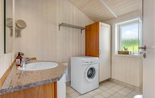 ein Badezimmer mit einer Waschmaschine und einem Waschbecken in der Unterkunft 3 Bedroom Nice Home In Aabenraa in Aabenraa