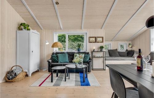 una sala de estar con un sofá y una mesa en Three-Bedroom Holiday Home In Aabenraa, en Aabenraa