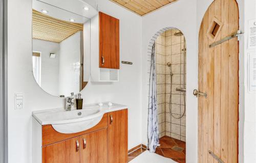 Kúpeľňa v ubytovaní Beautiful Home In Tarm With Wifi