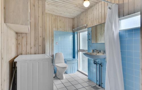 スラーエルセにある2 Bedroom Nice Home In Slagelseの青いバスルーム(トイレ、シンク付)