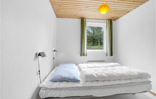 a bedroom with two beds and a window at 3 Bedroom Nice Home In Rømø in Tagholm
