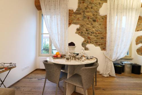 d'une salle à manger avec une table et une fenêtre. dans l'établissement Appartamenti Villa Casati 1p, à Casatenovo